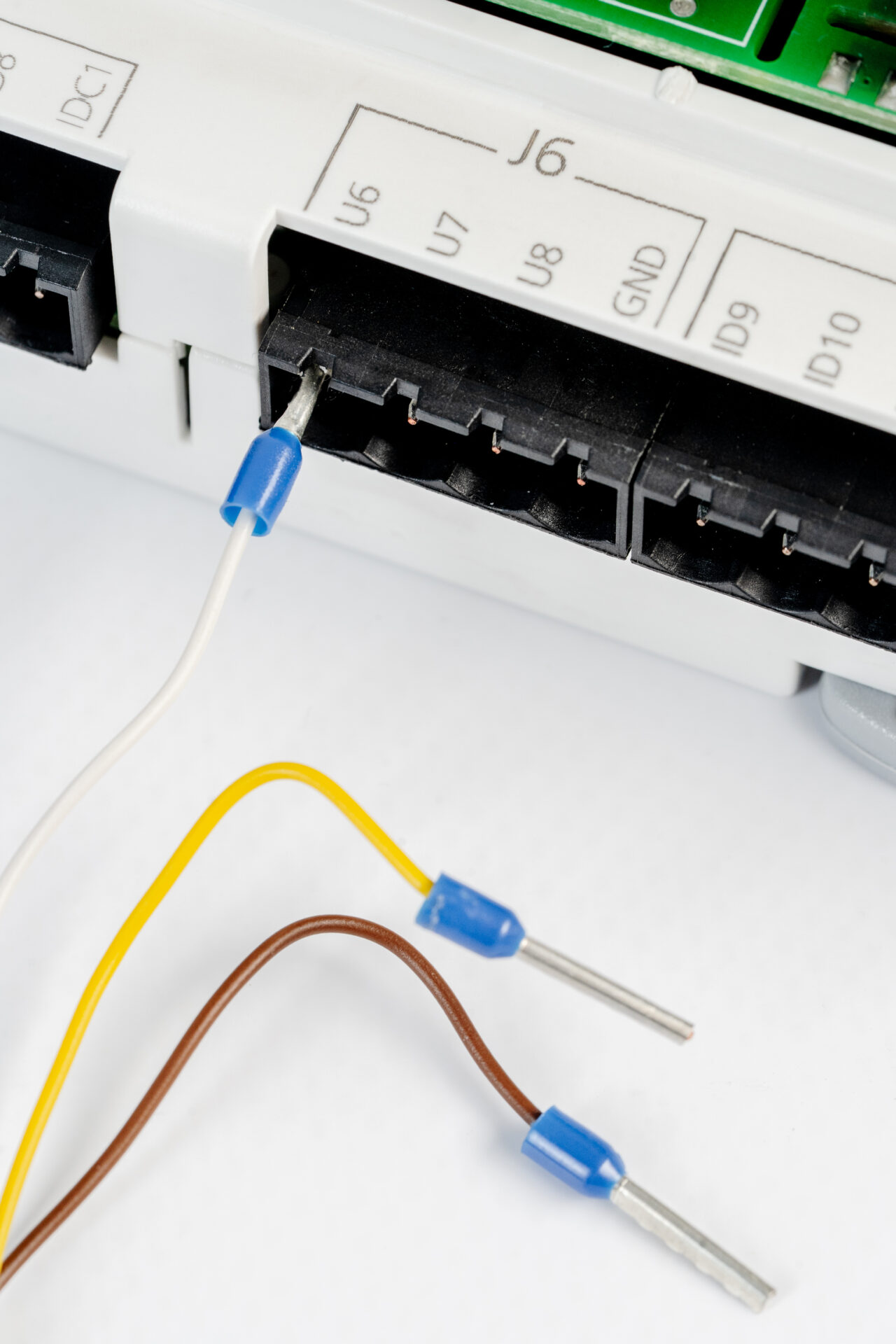 K-PLC CABLES PLUGGED IN